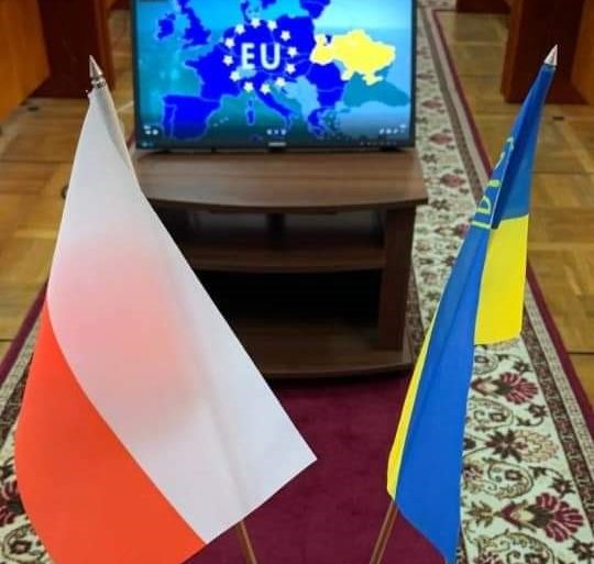 Flagi Państwowe Polski i Ukrainy na tle mapy Unii Europejskiej